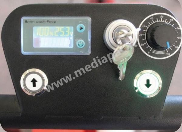 Controllo salita/discesa carrello, regolazione velocità con potenziometro, chiave d’accensione e display digitale con temperatura, voltaggio e batteria